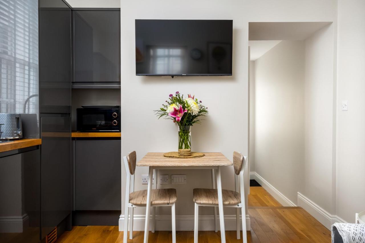 Contemporary Ground Floor Apartment - Town Centre With Parking! Челтнем Екстер'єр фото